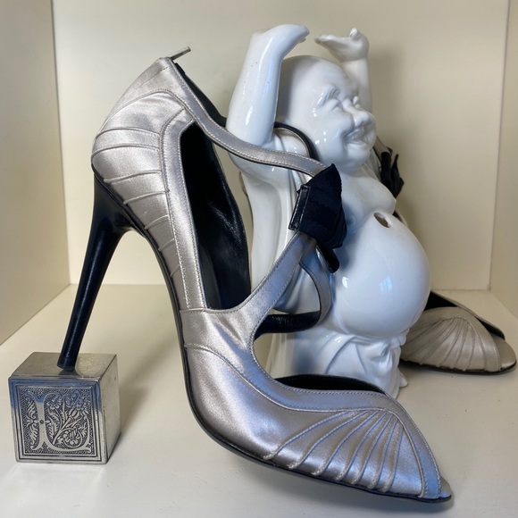 Gucci Shoes - Gucci silver/champagne heels with black bow